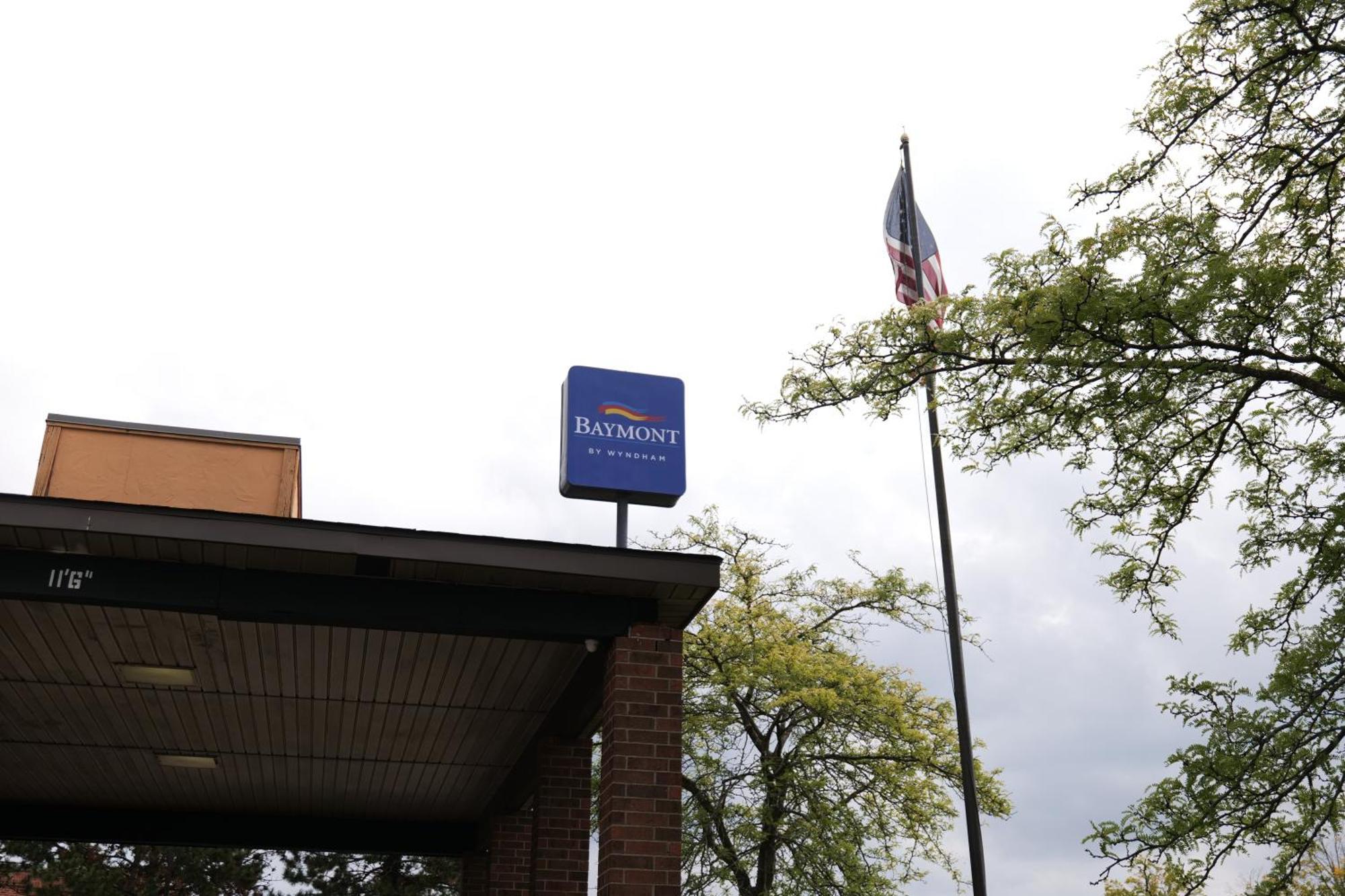 Baymont By Wyndham Flint Airport North Hotel Exterior photo